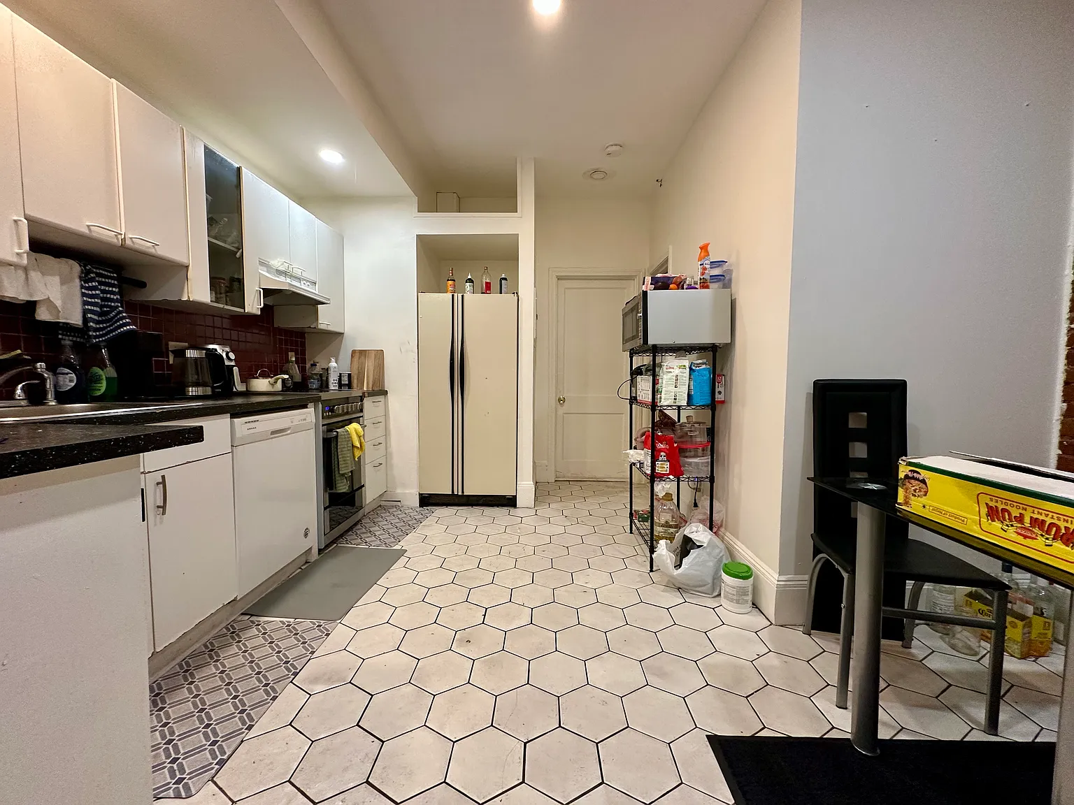 3 bed, 850 sqft, $3,300 — Photo 2