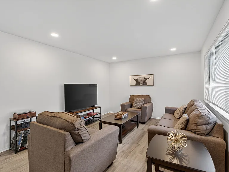 1553 Cove Ln — Photo 7