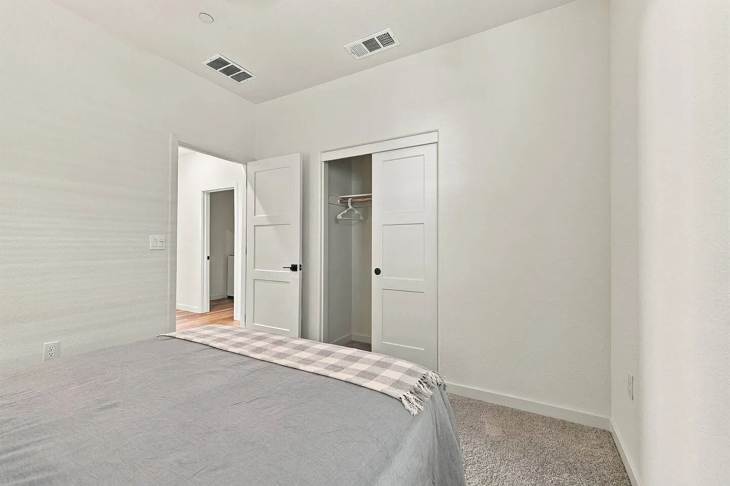 3 bed, 1824 sqft, $6,500 — Photo 4