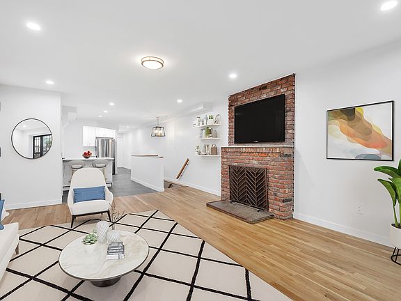4th image of 250 W 74th St