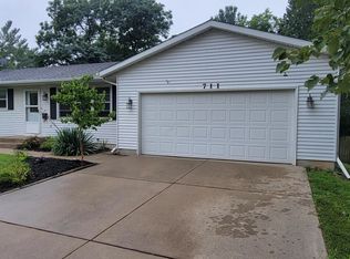 711 Hazen St, Paw Paw, MI 49079