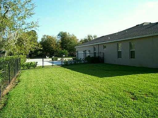 Large side yard & large col-de-sak
