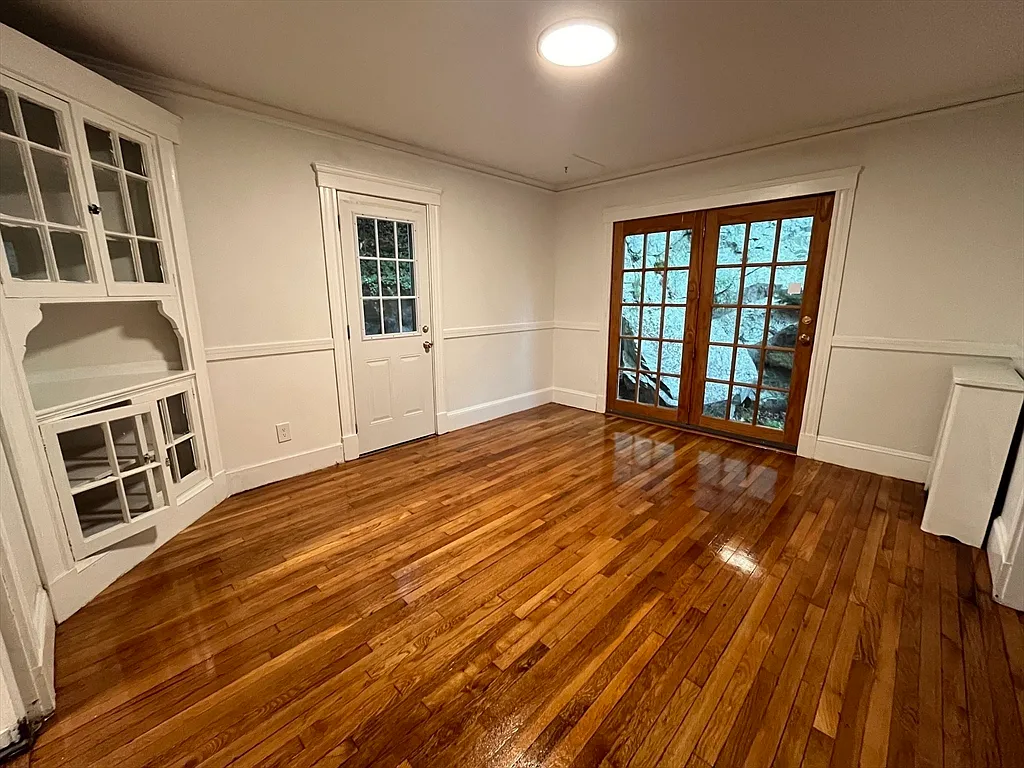3 bed, 1.0 bath, 1204 sqft, $3,000 — Photo 2