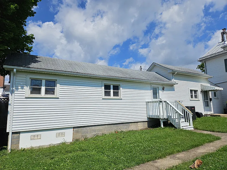 208 E Main St — Photo 2