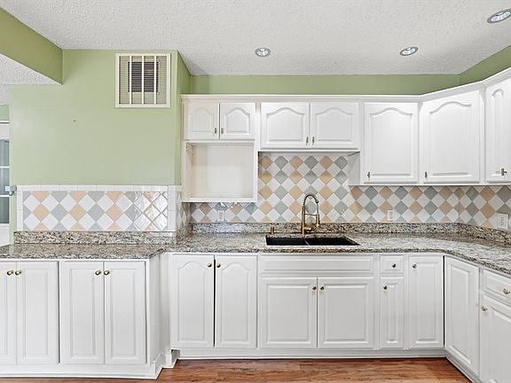 5th image of 137 Reservoir Ave