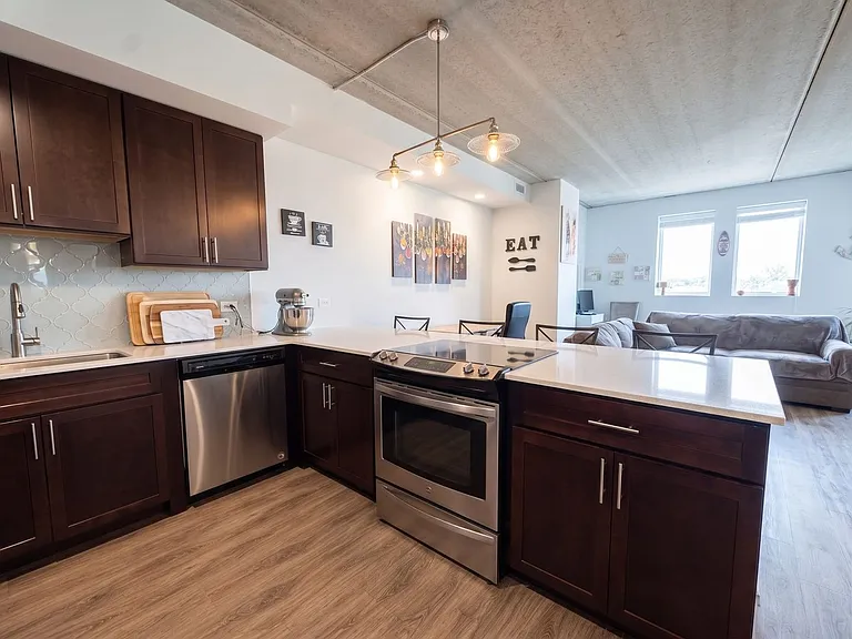 Gorgeous Historical Apartments Near Beach in East Rogers Park — Photo 46