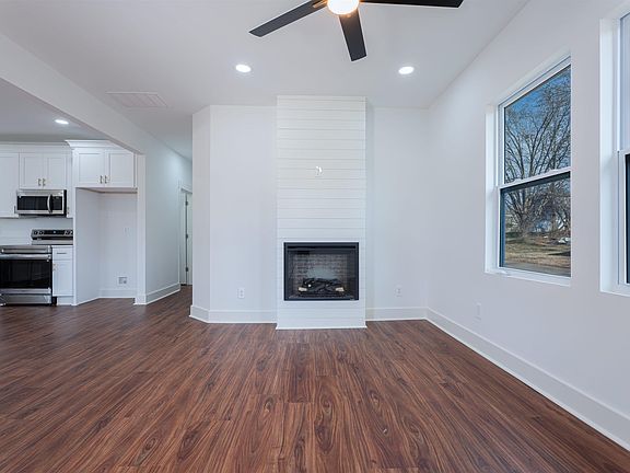 5th image of 238 Foster St