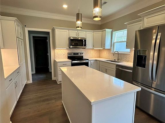 4th image of 2113 Loop Island Way