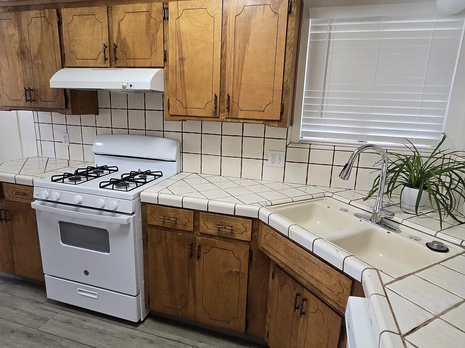 630 N Oxford St — Photo 4