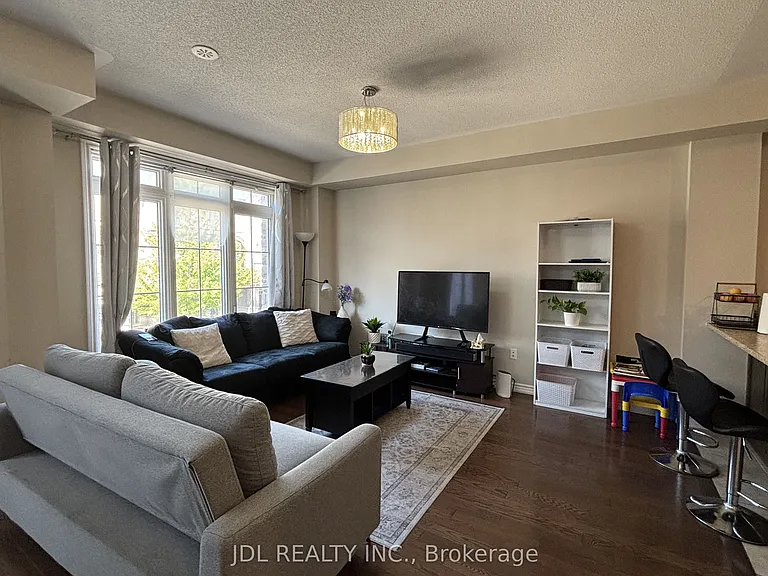 2435 Greenwich Dr #33 — Photo 2