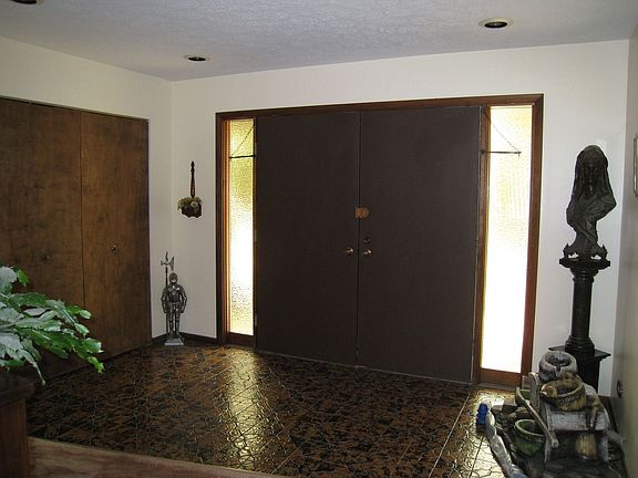 LARGE FOYER WITH CERAMIC TILE FL