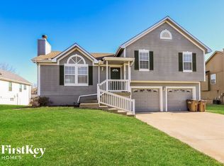 809 Cindy Ln, Raymore, MO 64083