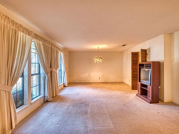 3rd image of 2108 Trail Wood Cir
