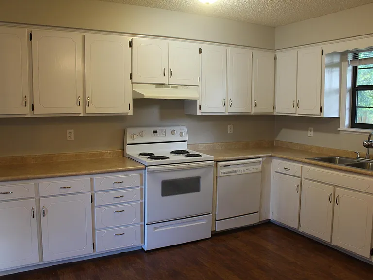 904 SE G St — Photo 2