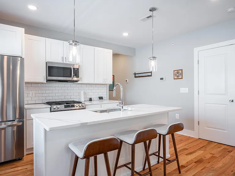 714 11th St NE #302 — Photo 36