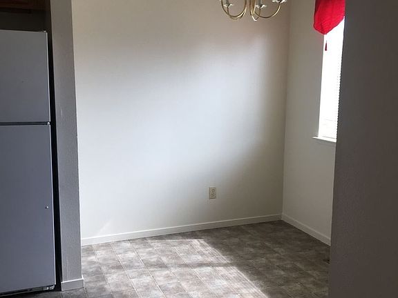 5th image of 3915 Village Dr