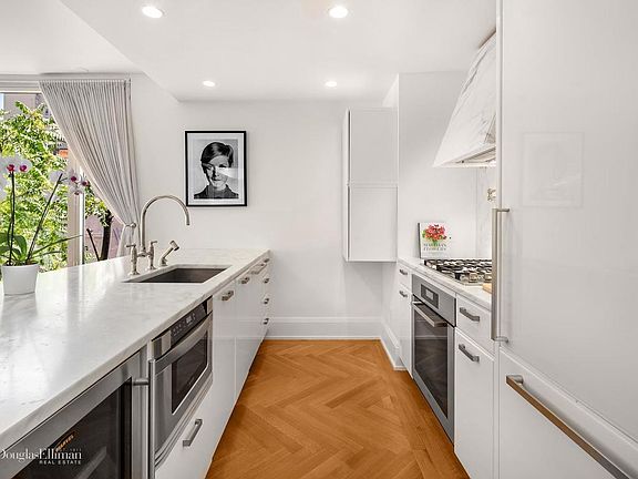 3rd image of 305 E 85th St APT 3B