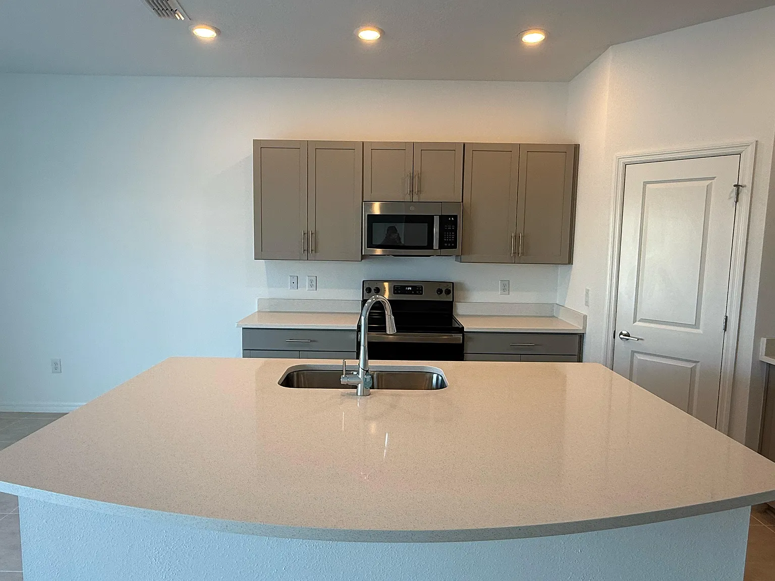 3 bed, 2.5 bath, 1394 sqft, $2,100 — Photo 4