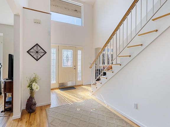 4th image of 21 Rolling Hill Ct E