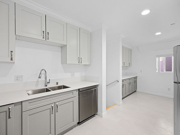 4th image of 2216 Laverna Ave