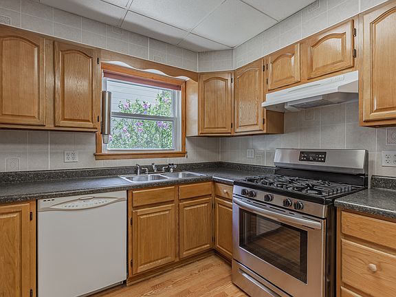 5th image of 80 E Newport St