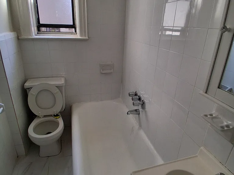 438 52nd St #B10 — Photo 2