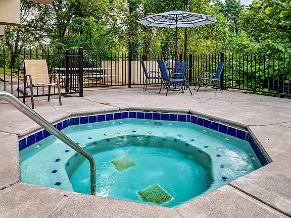 4th image of 3919 S River Rd #604
