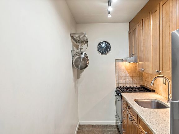 5th image of 301 E 22nd St APT 11K