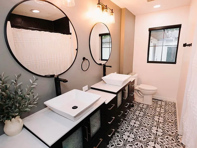 2528 W John St #1 — Photo 4
