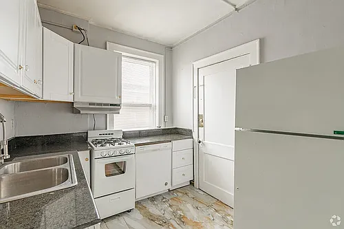 Colonial Apartments Photo 1