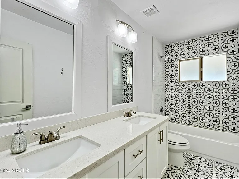 1415 W 7th St — Photo 4
