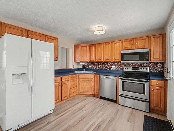 5th image of 3060 Featherstone Dr