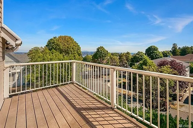 Large balcony with views of Rainier and the Cascades