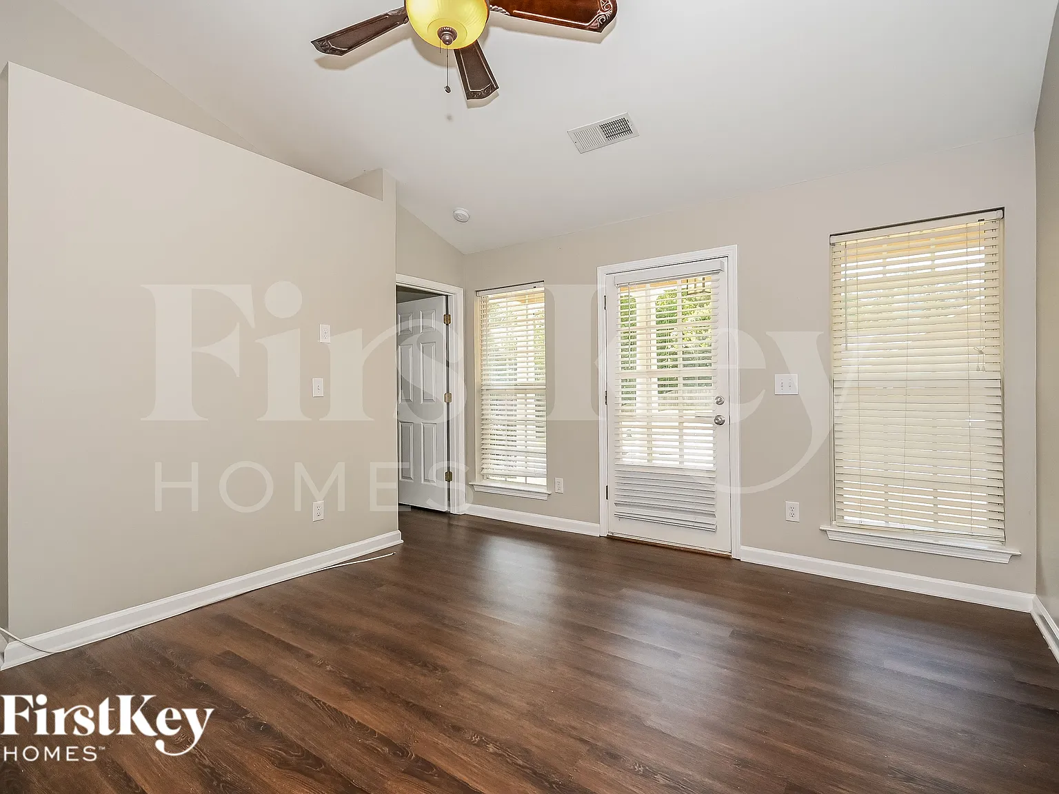 3 bed, 2.0 bath, 1212 sqft, $2,295 — Photo 2
