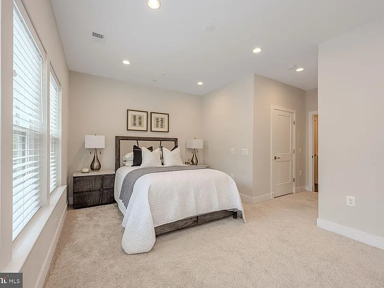 10326 Grosvenor Pl — Photo 27