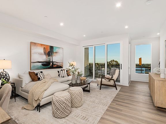 4th image of 1045 32nd St Unit 4