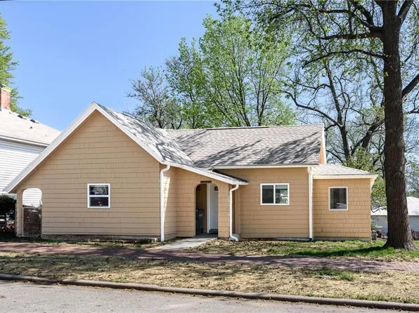 811 Dakota St, Leavenworth, KS 66048