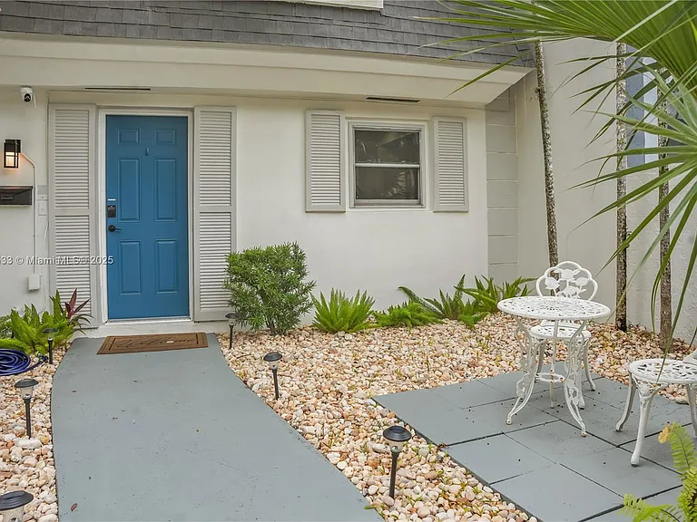 9015 SW 96th Ave — Photo 1
