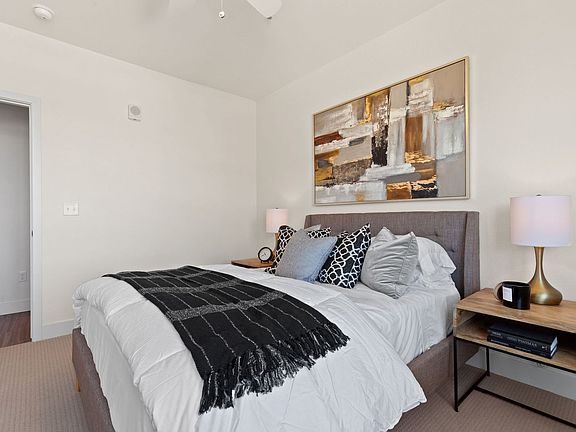 5th image of 3701 Marion St #206