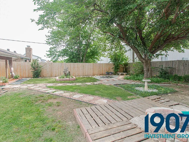 1201 Kings Ct — Photo 30