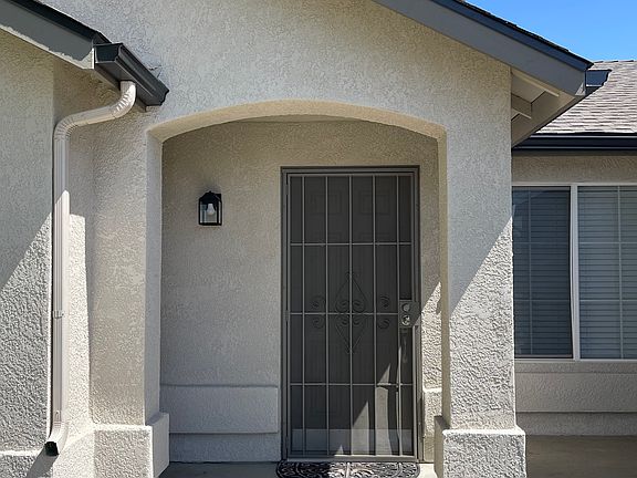 3rd image of 1056 Yellowstone Dr