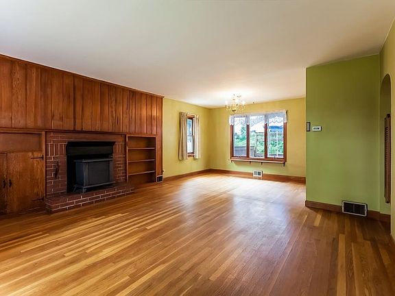 3rd image of 8 Marthas Ln