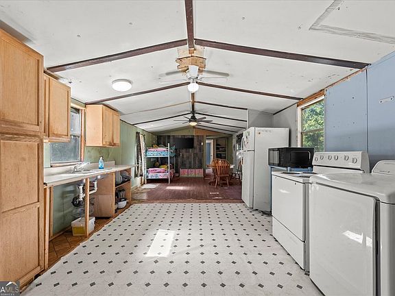 5th image of 532 Sharon Rd NE