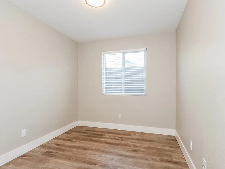 2321 W Mobile Ln — Photo 11