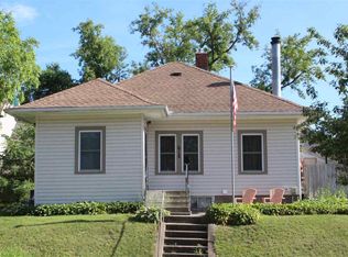 612 W 8th St, Cedar Falls, IA 50613