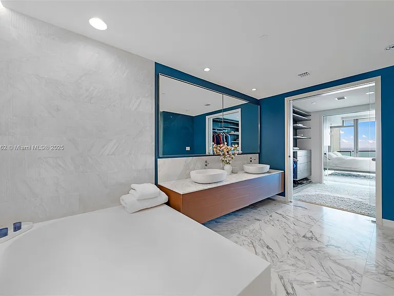10201 Collins Ave #2516 — Photo 19