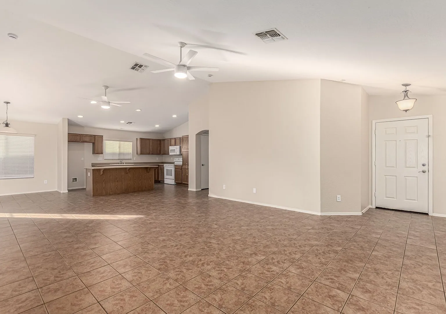 4 bedroom home in Surprise!! — Photo 4