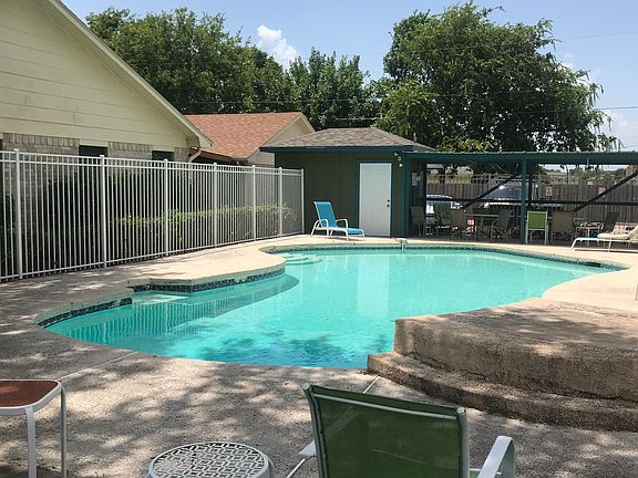 3rd image of 101 Maplewood Dr APT 1