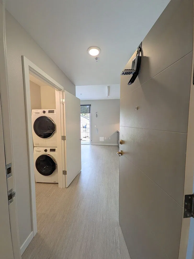 Division 31 Apartments — Photo 3
