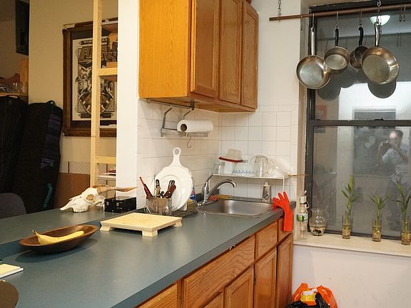 2nd image of 122 Orchard St Frnt 2
